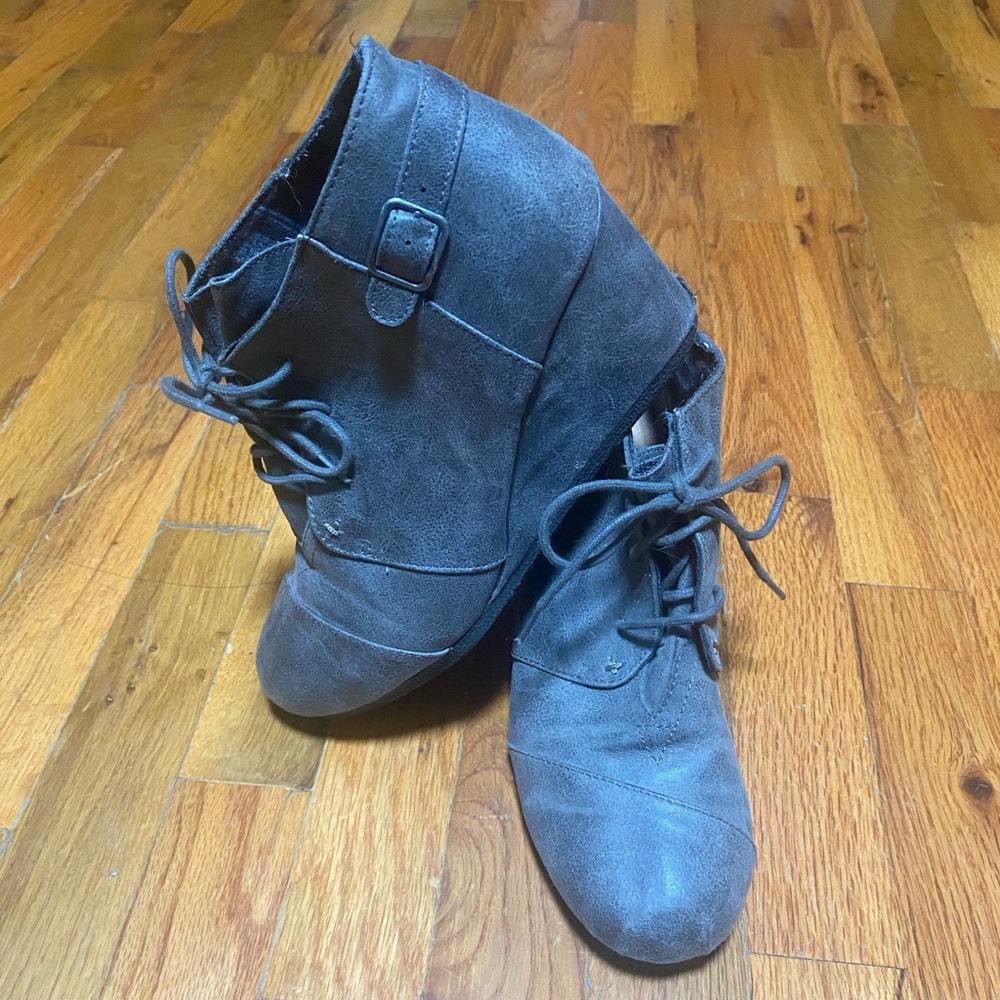 Maurices Women's 9.5 9 1/2  Cheri Gray Faux Leather Wedge Ankle Booties Lace Up